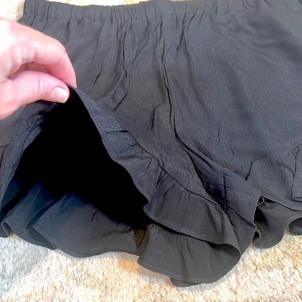 Express, Adorable Black Flounced-Hem Shorts, Pockets! Size Medium